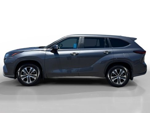 Used 2024 Toyota Highlander XLE AWD/4WD image 2