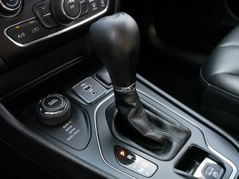 Used 2020 Jeep Cherokee Latitude Plus w/ Cold Weather Group image 24