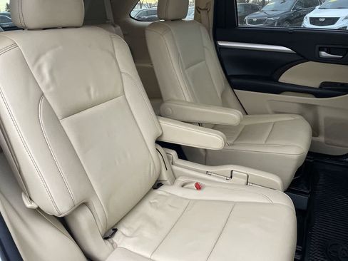 Used 2019 Toyota Highlander XLE image 15