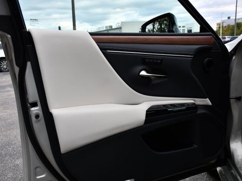 New 2025 Lexus ES 350 w/ Premium Package image 10