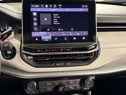 Used 2025 Jeep Compass Limited image 31