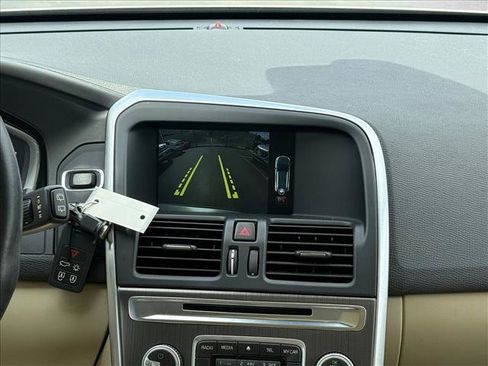 Used 2016 Volvo XC60 T6 w/ Proximity Package FWD image 25