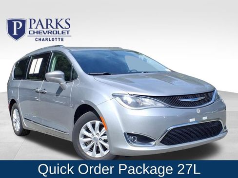 Used 2018 Chrysler Pacifica Touring-L FWD image 1