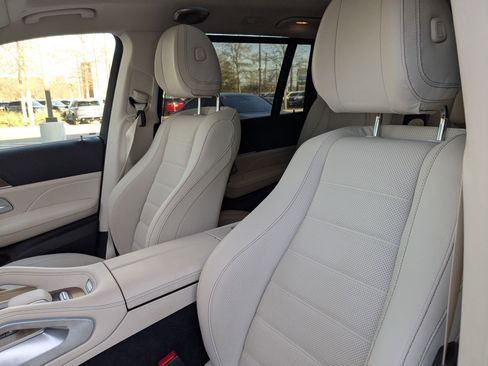 Used 2024 Mercedes-Benz GLS 450 4MATIC image 11