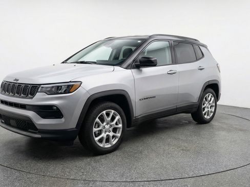 Used 2025 Jeep Compass Limited AWD/4WD image 3