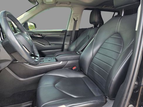 Used 2021 Toyota Highlander XLE FWD image 16