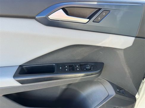 Certified 2023 Volkswagen Taos SE image 8
