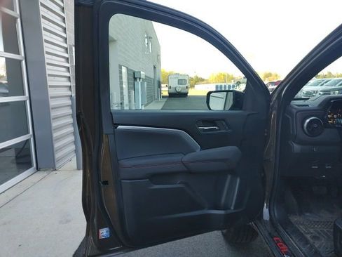 Used 2024 Chevrolet Colorado Z71 w/ Z71 Convenience Package 2 image 19