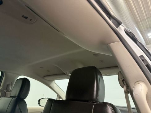 Used 2024 Chrysler Pacifica Touring-L image 17