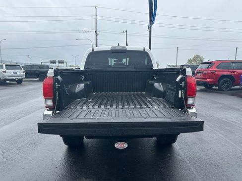 Used 2019 Toyota Tacoma SR5 AWD/4WD image 11