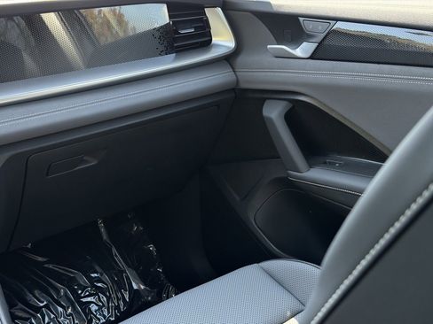 New 2025 Volkswagen Tiguan SE image 32