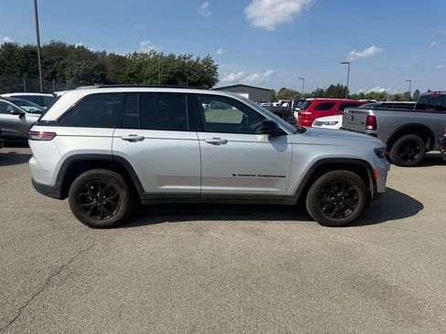 Used 2024 Jeep Grand Cherokee Altitude AWD/4WD image 15