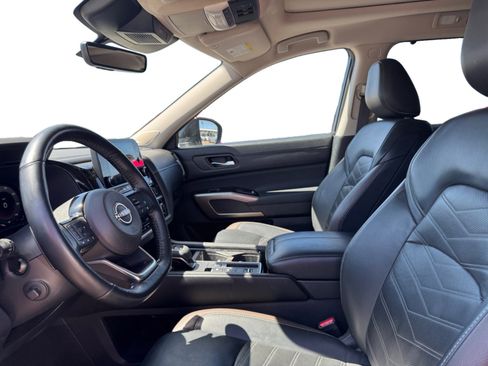 Used 2023 Nissan Pathfinder Platinum w/ Lighting Package (N93) image 9