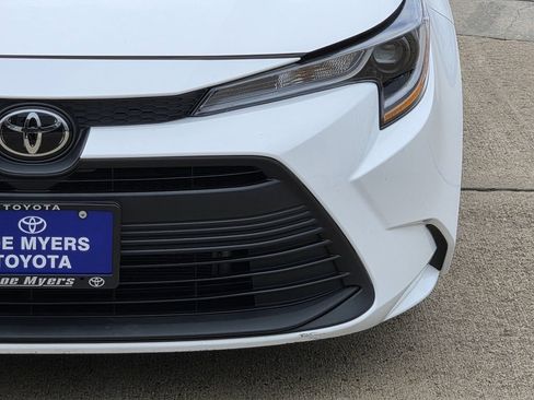 Used 2025 Toyota Corolla LE FWD image 4
