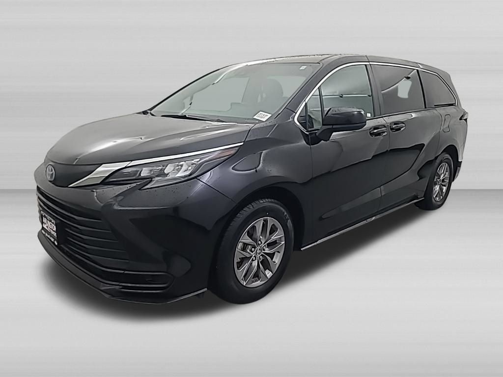 Used 2025 Toyota Sienna LE FWD image 9