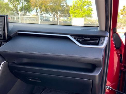 Used 2021 Toyota RAV4 LE image 18