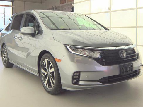 Used 2023 Honda Odyssey Touring image 2