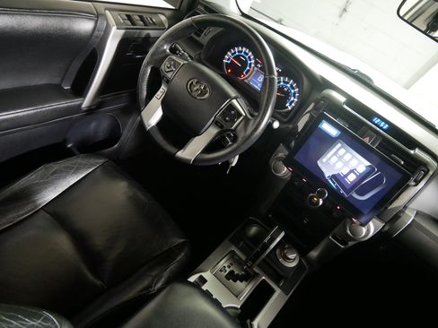 Used 2014 Toyota 4Runner SR5 AWD/4WD image 9