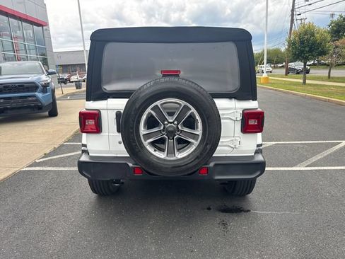 Used 2018 Jeep Wrangler Unlimited Sahara AWD/4WD image 4