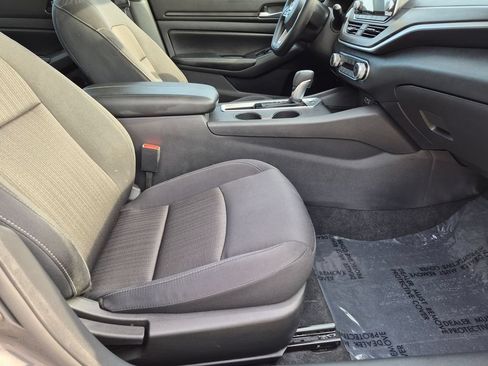 Used 2025 Nissan Altima 2.5 SV FWD image 31