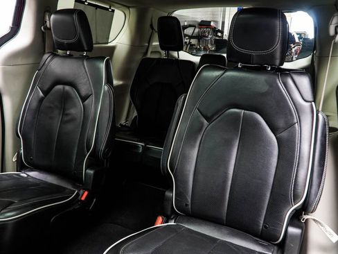 Used 2023 Chrysler Pacifica Limited FWD image 36