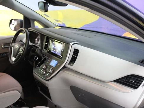 Used 2020 Toyota Sienna LE FWD image 12