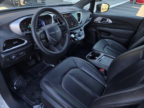 Used 2024 Chrysler Pacifica Limited FWD image 8
