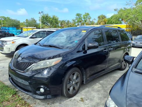 Used 2017 Toyota Sienna SE Premium FWD image 3