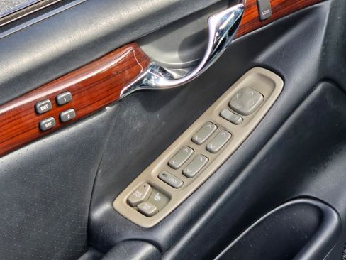 Used 2000 Cadillac De Ville DTS w/ Safety/Security Pkg image 20