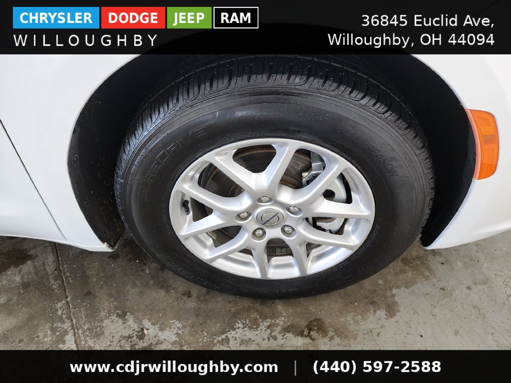 Used 2024 Chrysler Pacifica Touring-L FWD image 42