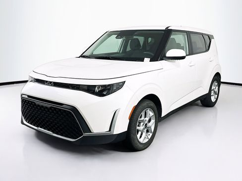 Used 2025 Kia Soul LX w/ LX Technology Package FWD image 3