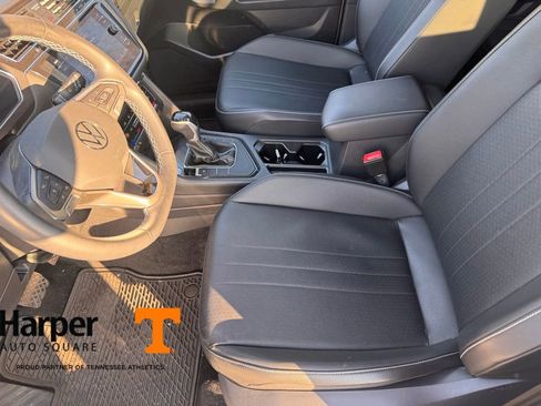 Used 2022 Volkswagen Tiguan SE w/ Panoramic Sunroof Package image 13