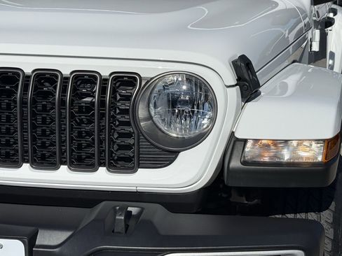 Used 2024 Jeep Gladiator Sport image 11