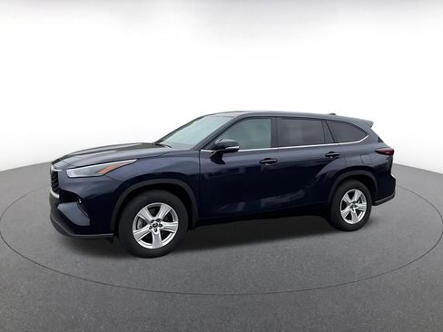 Used 2025 Toyota Highlander LE FWD image 9