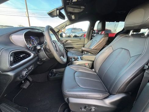 New 2026 Chrysler Pacifica Select image 16