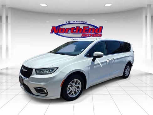 Used 2023 Chrysler Pacifica Touring-L FWD image 6