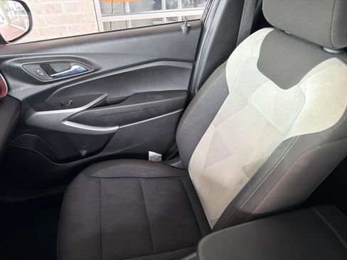 Used 2024 Chevrolet Trax RS w/ Sunroof Package FWD image 17