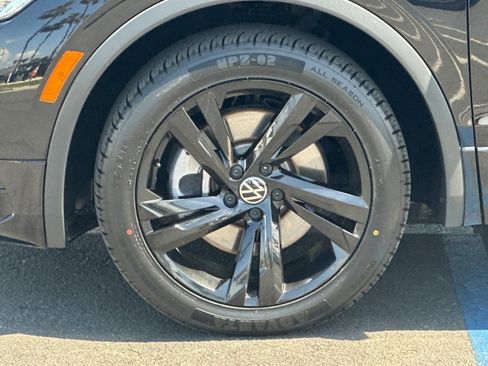 Certified 2023 Volkswagen Tiguan SE R-Line FWD image 27
