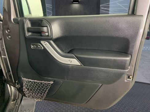 Used 2016 Jeep Wrangler Unlimited Sahara w/ Connectivity Group AWD/4WD image 15