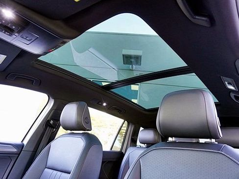 Used 2023 Volkswagen Tiguan SE R-Line image 16