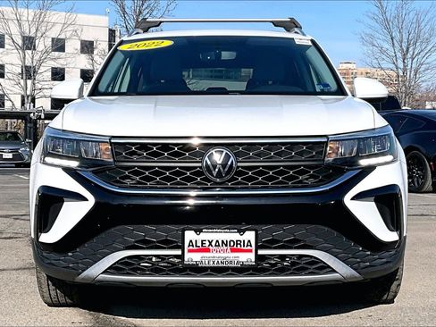 Used 2022 Volkswagen Taos SE w/ Panoramic Sunroof Package image 3