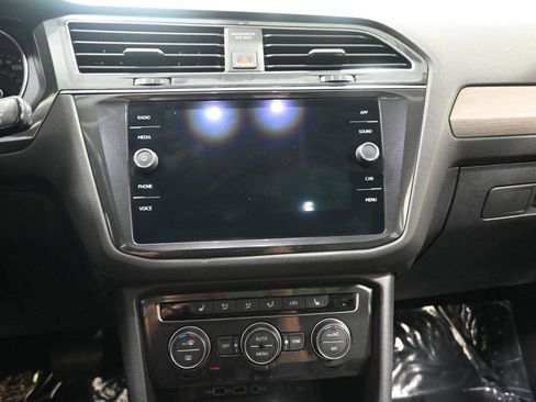 Used 2018 Volkswagen Tiguan SE w/ Panoramic Sunroof Package AWD/4WD image 18