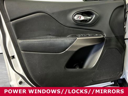 Used 2019 Jeep Cherokee Latitude Plus w/ Comfort/Convenience Group AWD/4WD image 18