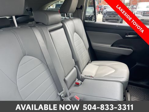 Used 2022 Toyota Highlander XLE FWD image 18