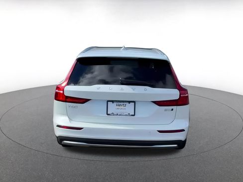 Used 2025 Volvo V60 B5 Cross Country Plus image 12