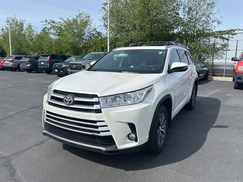 Used 2017 Toyota Highlander XLE w/ Carpet Mat Package image 9