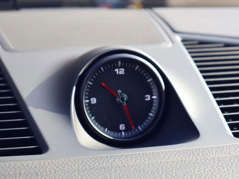 Certified 2023 Porsche Cayenne Platinum Edition image 28