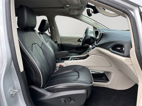 Used 2022 Chrysler Pacifica Limited w/ Uconnect Theater Family Group image 12