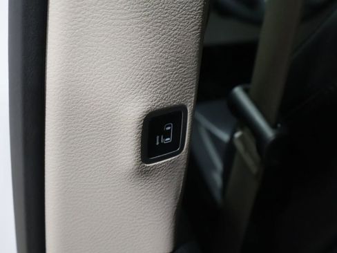 Used 2023 Chrysler Pacifica Touring-L image 19