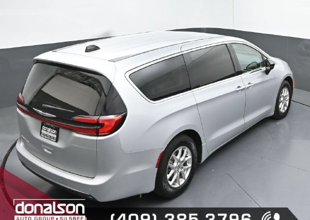 Used 2024 Chrysler Pacifica Touring-L FWD image 21
